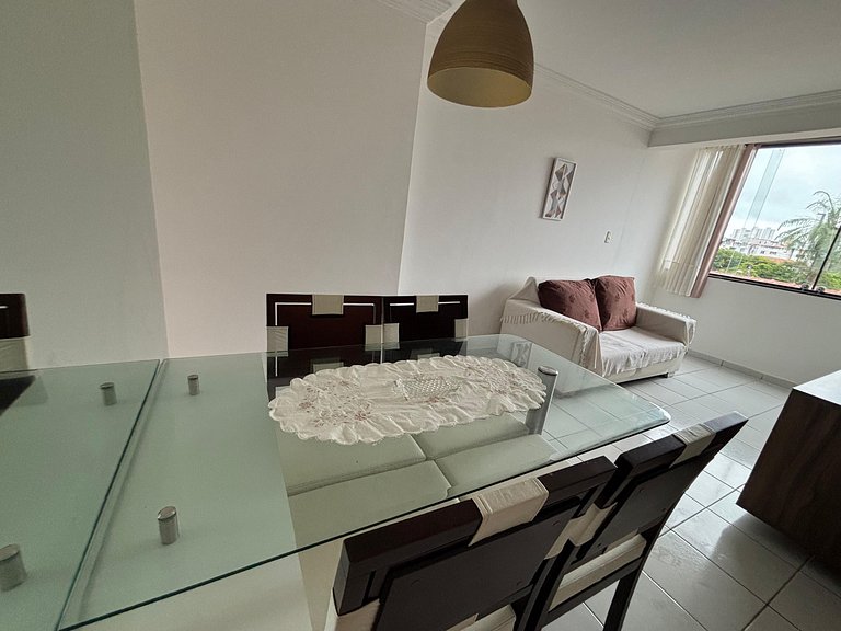 Apartamento confortável há poucos metros da praia.